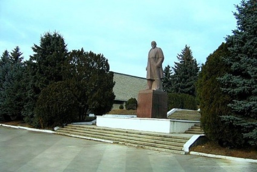 Amintim că la începutul lunii aprilie, liberalii  din Anenii Noi au venit cu iniţiativa de a demonta monumentul lui Lenin