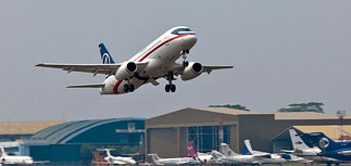Причиной крушения российского самолета Sukhoi SuperJet-100 в Индонезии, видимо, все-таки объявят "человеческий фактор", а виновным - погибшего пилота Александра Яблонцева. Фото: rian.ru