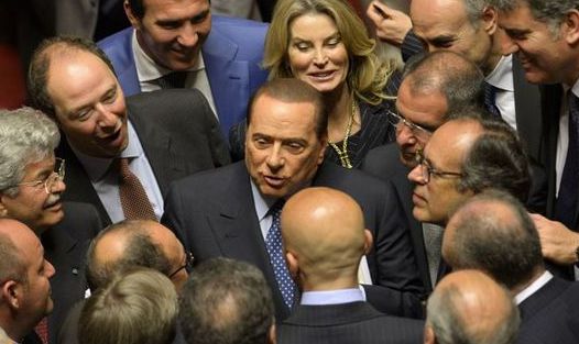 O scrisoare conţinând obiecte asemănătoare cu gloanţele şi un praf suspect, destinată fostului premier Berlusconi, a fost interceptată de serviciile poştale italiene.