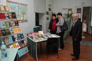 У стенда с новыми книгами сотрудники библиотеки и председатель Союза украинцев Молдовы «Завповит».