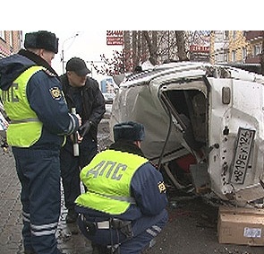 В Красноярске автомобиль после столкновении с бордюром подбросило вверх. Фото: 24.mvd.ru