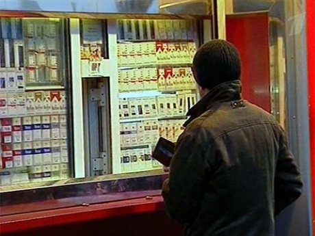 Если покупатель откажется предоставить удостоверение личности по требованию продавца, он не сможет приобрести сигареты.
