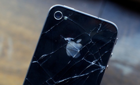 Una dintre cele mai întâlnite cauze de stricăciuni pentru iPhone este vărsarea lichidului pe telefon.
