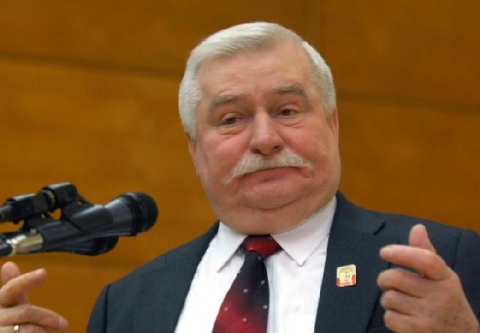 În toate domeniile le ofer proporţional cu ce reprezintă ei" în societate, a declarat liderul istoric al primului sindicat liber din lumea comunistă, Solidaritatea.  