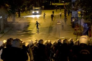 Lângă Monumentul Independenţei, la celălalt capăt al pieţei, mai multe unităţi ale poliţiei se odihneau sau dormeau.
