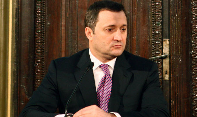 Что касается обещанных перестановок в правительстве, он сказал, что он не отказывается от них, но для этого необходимо достичь компромисса в правящем альянсе.