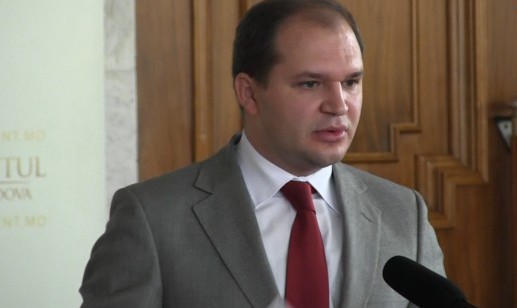 Deputatul neafiliat Ion Ceban a blocat preț de circa 15 minute ședința. 