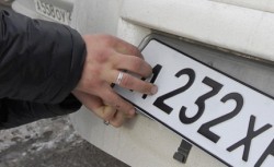 Злоумышленники оставляли на лобовом стекле автомобиля записку с предложением выкупить знаки. 