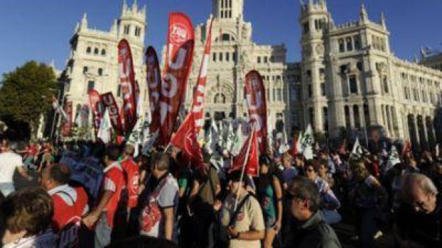 La Madrid şi Barcelona, dar şi în alte oraşe ca Valencia sau Sevilia, zeci de mii de protestatari au ieşit în stradă, pentru a denunţa reducerile bugetare. 