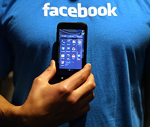 Социальная сеть Facebook представила смартфон, работающий под управлением операционной системы Android.