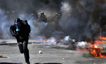 În afară de Frontul de Stânga, sindicate şi asociaţii au îndemnat, de asemenea, la o participare la manifestaţie. 