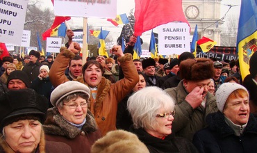 În societate s-au acumulat mai multe nemulţumiri, iar oamenii îi caută pe cei pe care ar putea da vina pentru toate nedreptăţile.