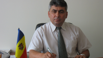 Aceștia ar fi pretins şi primit 20 de mii de lei de la un antreprenor pentru semnarea recepţiei finale a unui imobil. 