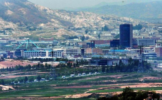 Pe fondul tensiunilor militare, regimul de la Phenian a decis să retragă 53.000 de muncitori de pe paltforma industrială comună şi a suspendat unilateral lucrul.