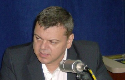 În aceste condiţii, o mare parte din deputaţii, consilierii şi membrii comunişti pleacă spre PDM, alţii spre PSRM