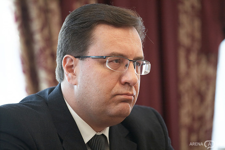 По мнению Тулбуре, спикер злоупотребляет своими полномочиями, назначая или снимая с должности чиновников.