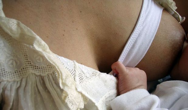 Laptele de mamă poate ucide virusul HIV