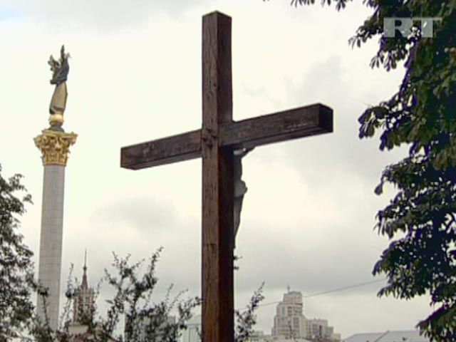 Через неделю активисты обещают установить постоянный крест, такой, как был раньше.