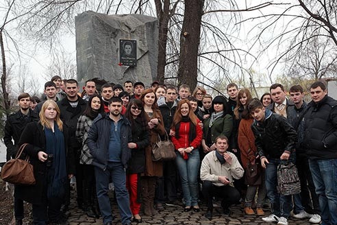 Разрушенный в начале 1990-х годов монумент был восстановлен силами Коммунистического союза молодежи Молдовы на месте расстрела революционера румынскими жандармами.