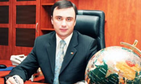Для назначения на должность генерального прокурора, кандидаты должны представить программу действий и продемонстрировать, что  их репутация безупречна и что они не  имеют корыстных интересов.
