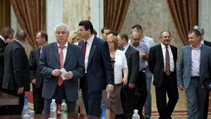 Некоторые депутаты парламента Молдовы почтили минутой молчания память жертв депортаций коммунистического режима. 