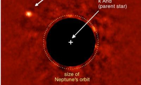  Obiectul are o masă de cel puţin mai mare decât a lui Jupiter şi o orbită mai largă decât a lui Neptun, scrie Science Daily.