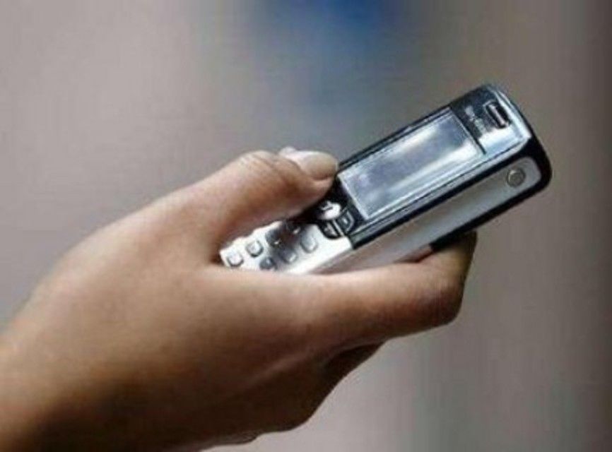 SMS-urile sau mailurile vor putea fi trimise doar acelor persoane care sunt de acord să primească astfel de informări. Foto: modenatoday.it