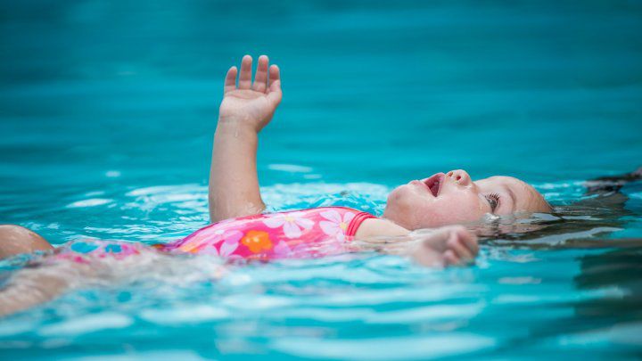 Înotul, sportul ideal pentru bebeluşi. Care este preţul unei şedinţe