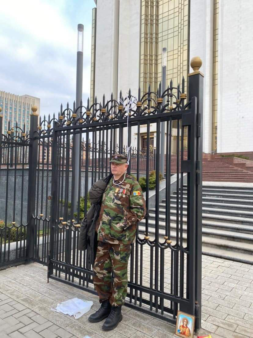 Ветеран войны на Днестре привязал себя петлей к ограде президентуры.