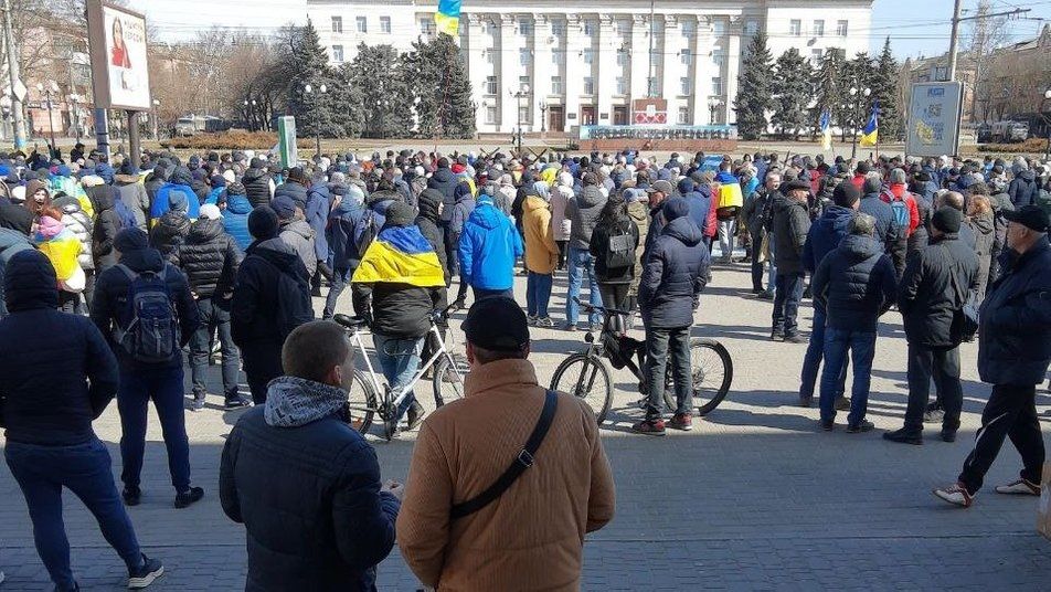В Херсоне военные РФ открыли огонь во время протеста местных жителей.