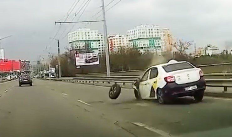 Такси лишилось колеса на виадуке.