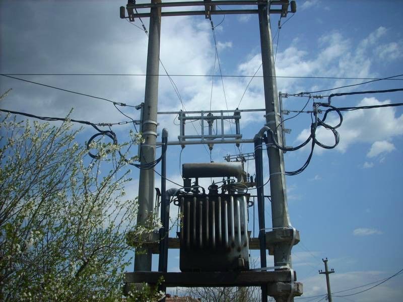 Femeie, electrocutată de un conductor electric. Cum s-a întâmplat