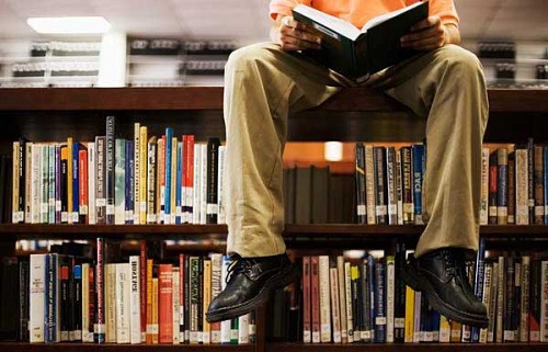Бактериологические тесты также показали, что книги в буквальном смысле этого слова так и кишат микробами.