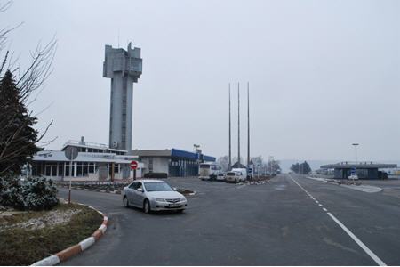Таможенник с пункта Леушень пропустил автобус с контрабандой. Фото: alfanews.md