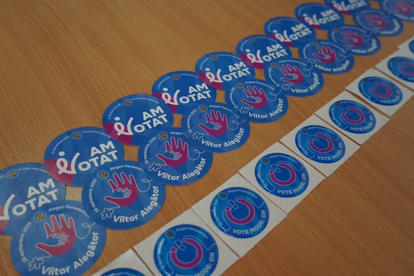 Alegătorii care vor merge la urne în cadrul scrutinului parlamentar vor primi stickere „Am votat”.