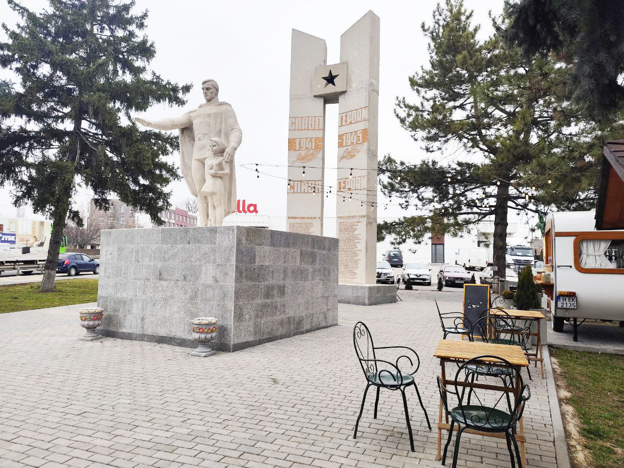Monumentul dedicat soldaților căzuți în Al Doilea Război Mondial, transformat într-o cafenea la Peresecina.