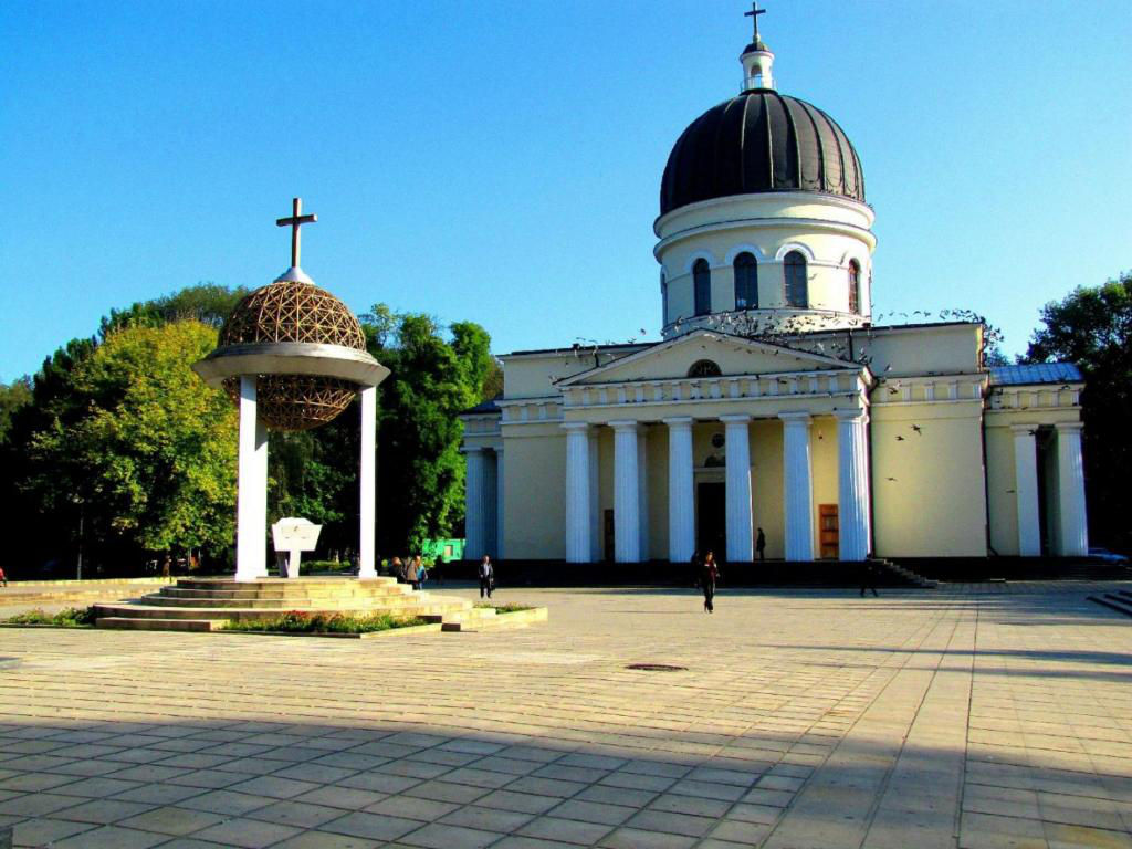Православные верующие отмечают День святых Константина и Елены.
