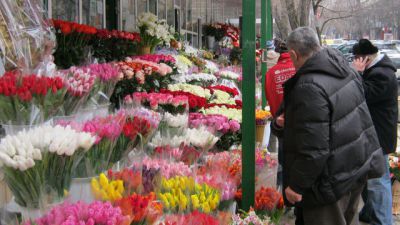 Некоторые мужчины решили заготовить букет с вечера.