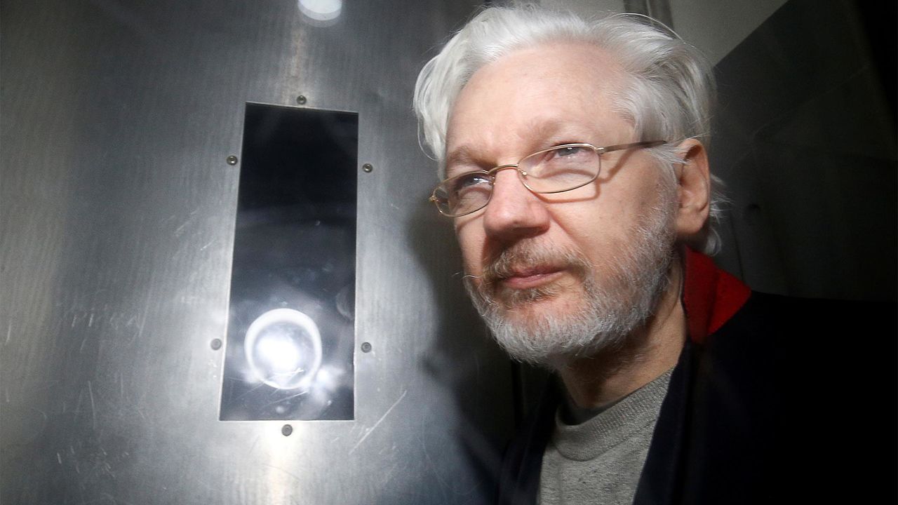 Более 130 знаменитостей в Германии призвали освободить Ассанжа.