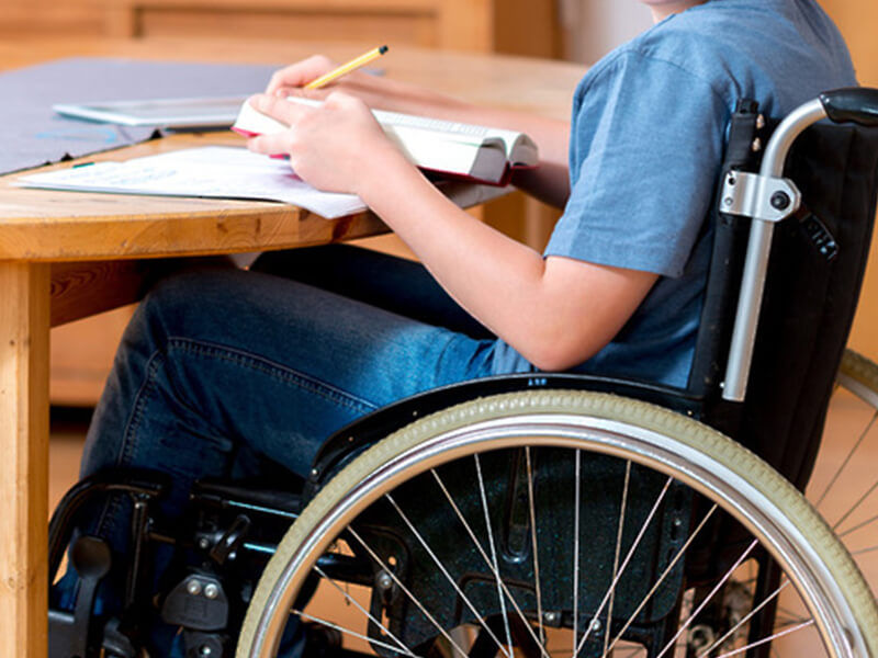 Studiu: Jumătate dintre tinerii cu dizabilități nu mai continuă studiile după liceu.