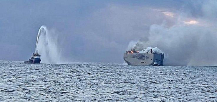 Вероятной причиной пожара стало возгорание в одном из 25 электромобилей.