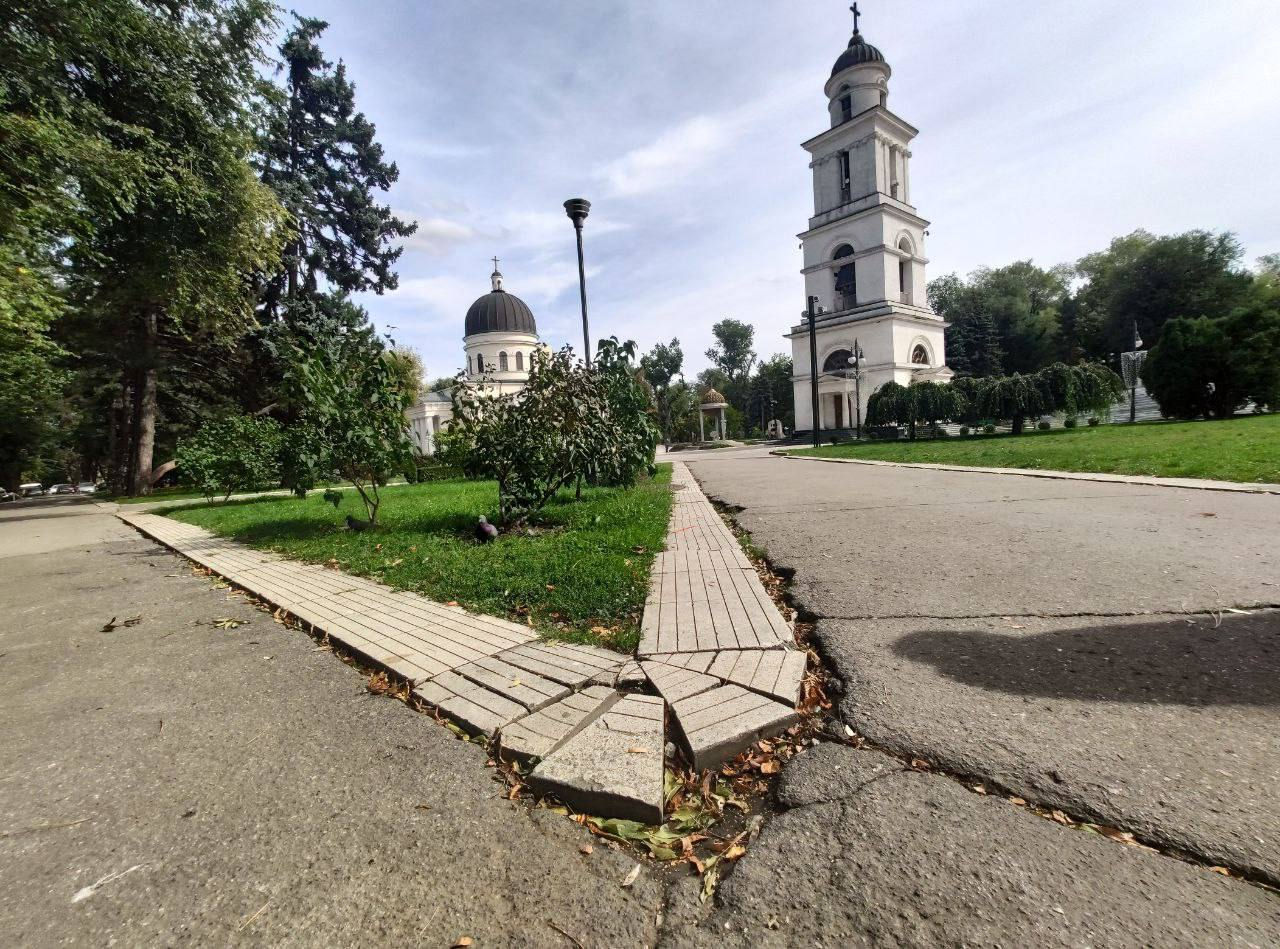 В центре Кишинева продолжается реабилитация сквера у Кафедрального собора.