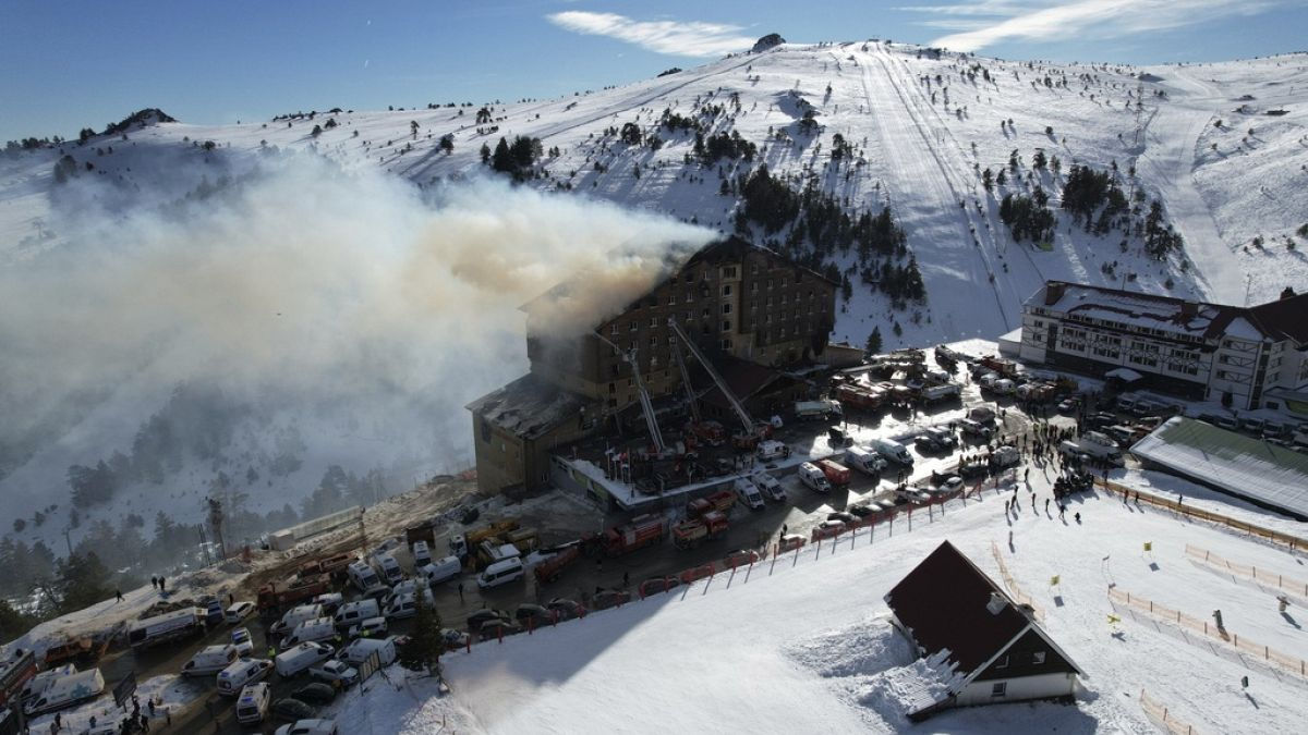 Salvatorii turci caută trupurile victimelor incendiului de la stațiunea de schi.