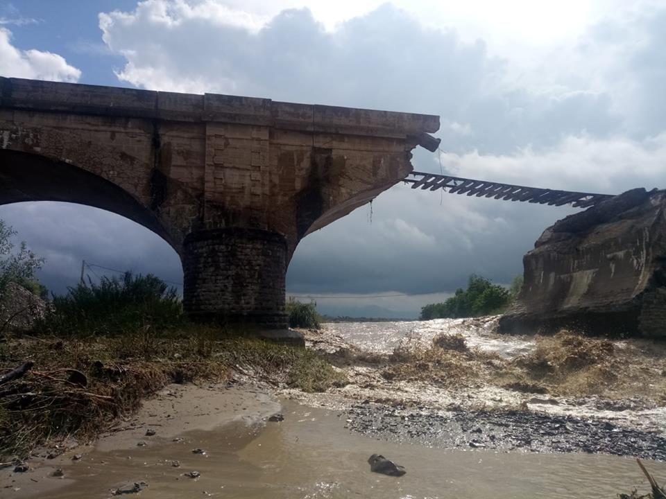 Вода подмыла основание кирпично-каменной опоры моста.
