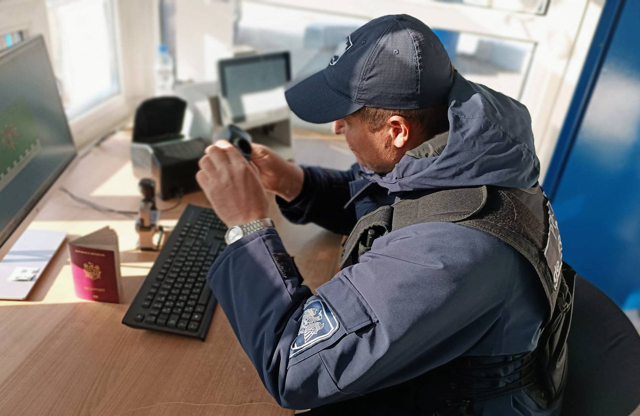 Пограничники РМ обнаружили у гражданина Азербайджана поддельные права.