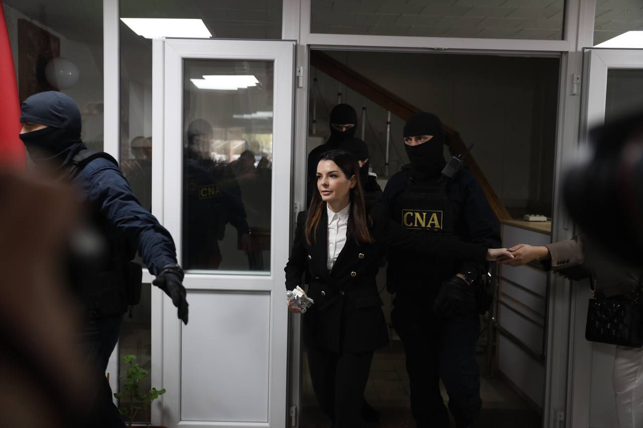 Евгения Гуцул остается под домашним арестом.