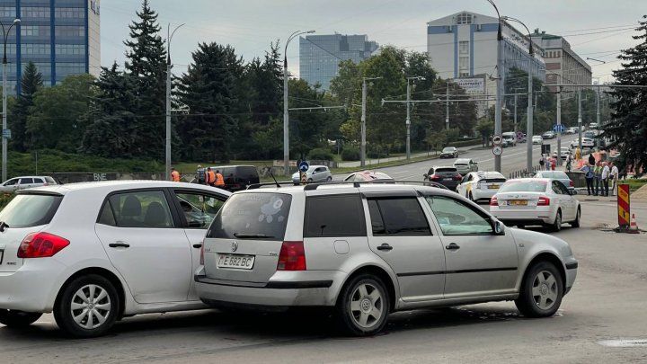 На Буюканах две машины не поделили дорогу на круговом перекрестке.