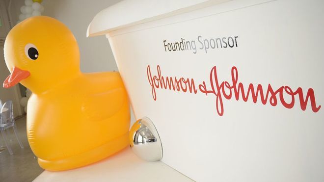 Компанию Johnson &amp; Johnson обвиняют в том, что она не предупреждала клиентов о том, что ее продукция может вызывать рак.
