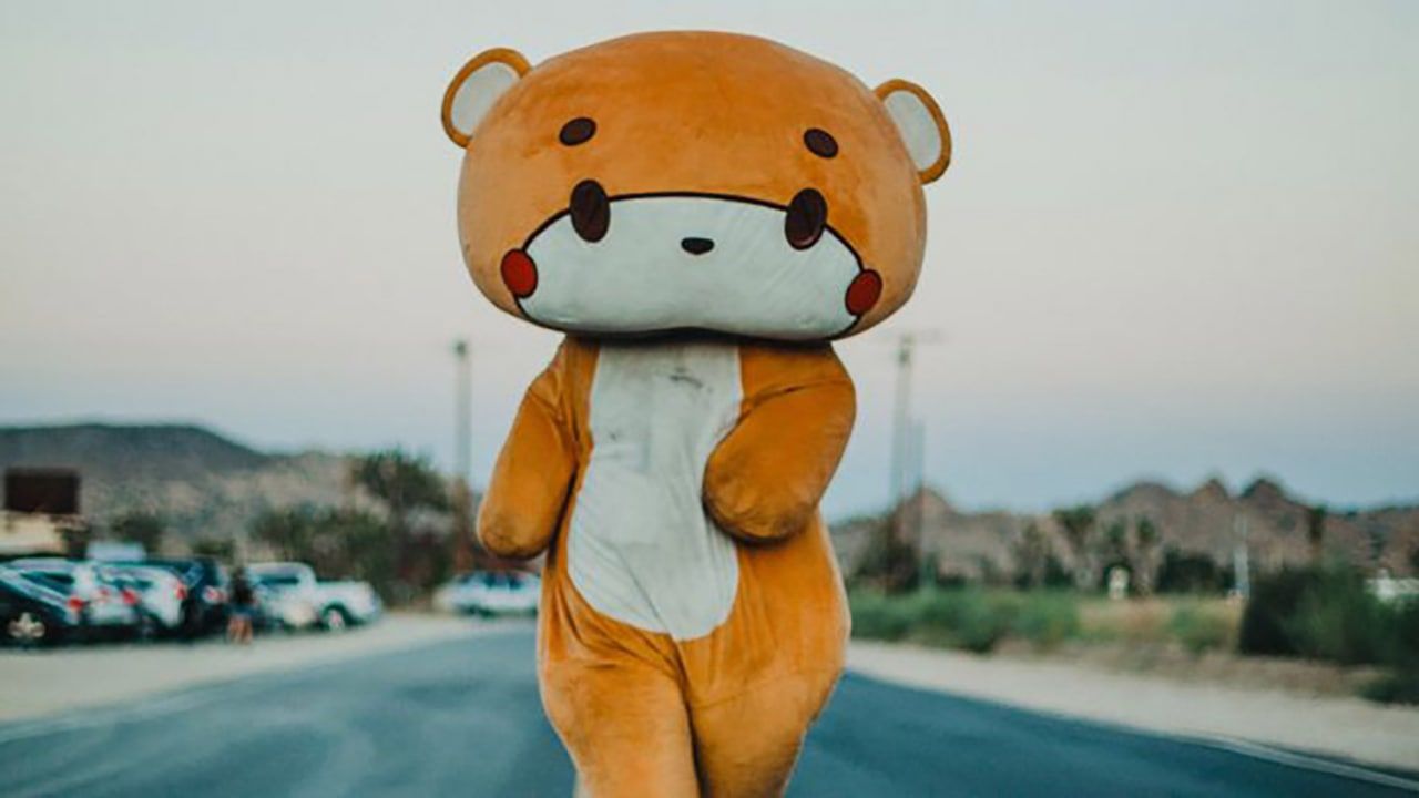 Мужчина в костюме медведя идет пешком из Лос-Анджелеса в Сан-Франциско.