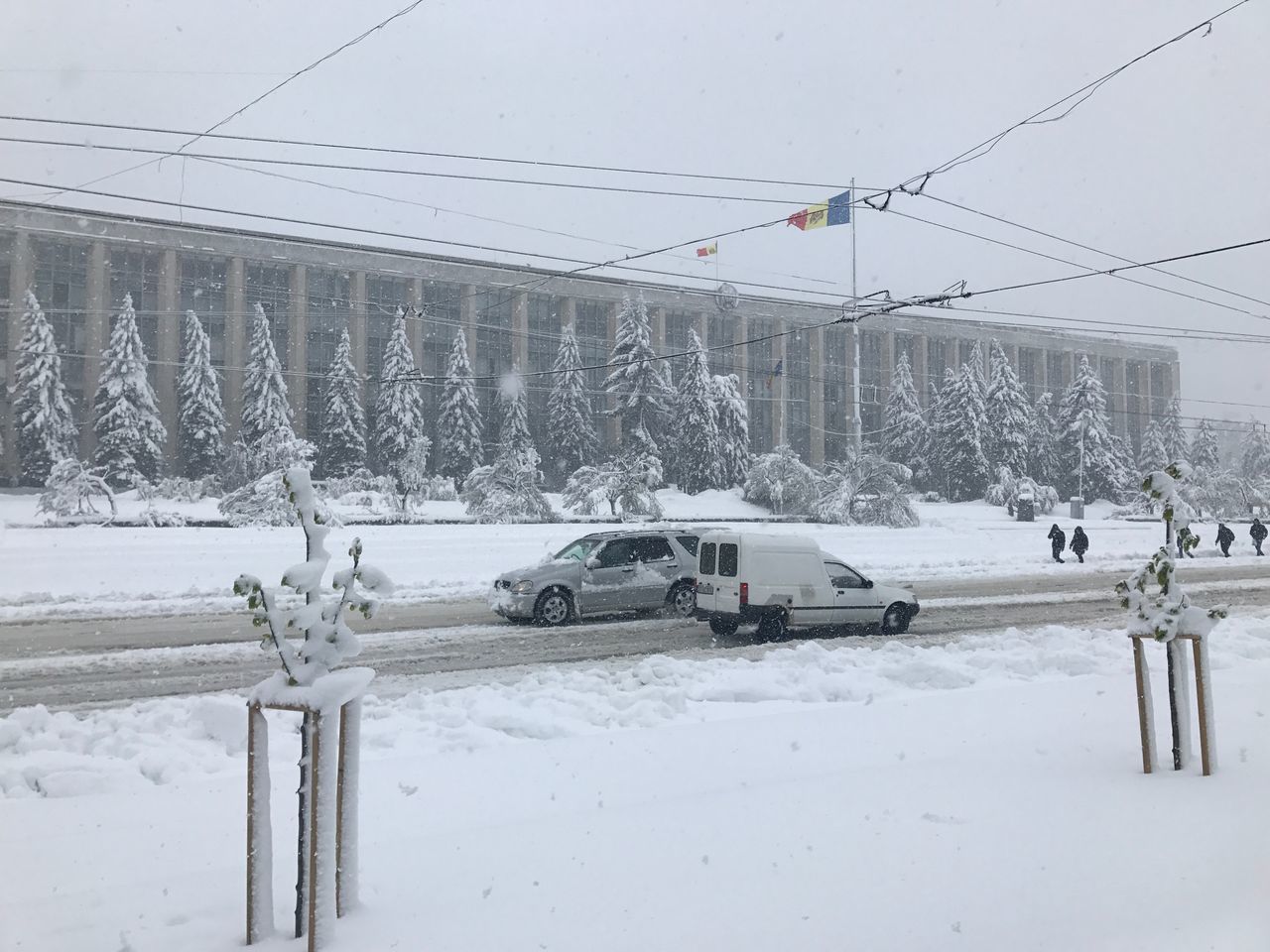 На помощь коммунальным службам пришли карабинеры и солдаты Национальной армии.